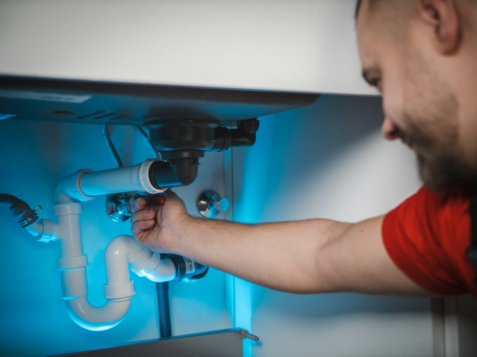 Équipe IB Sanitaire — installateur sanitaire à Genève devant le véhicule d'intervention